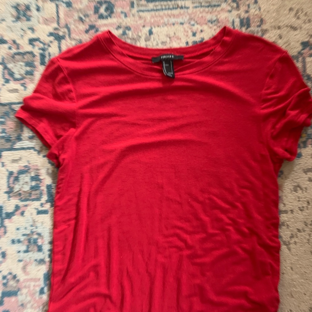 Fitted red shirt